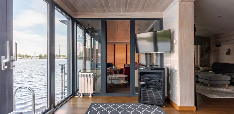 Porte fenêtre intérieure vitrée dans un appartement bord de mer