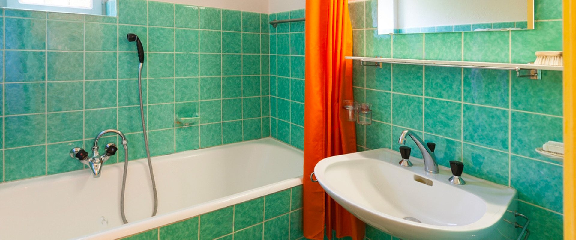 Salle de bain démodée avec du carrelage bleu