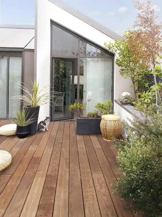 Terrasse design avec du bois et des plantes style feng shui