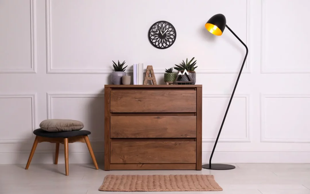 Commode en bois massif dans une décoration moderne